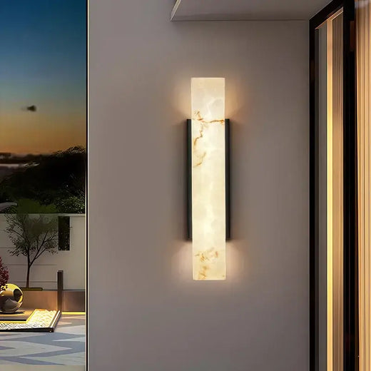 Luminaire mural extérieur LED effet marbre, design moderne, lumière chaude et élégante.