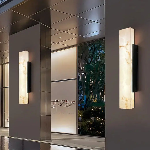 Applique murale extérieur LED à effet marbre diffusant une lumière chaude et accueillante.