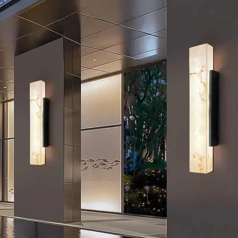 Applique murale extérieur LED à effet marbre diffusant une lumière chaude et accueillante.