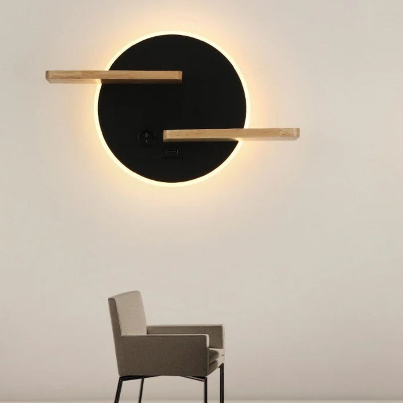 Luminaire mural LED rond bois et métal, design moderne, rétroéclairage éclatant, port USB intégré.