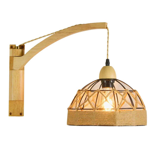 Applique en osier tricoté main, bras courbé, abat-jour géométrique, ampoule visible.