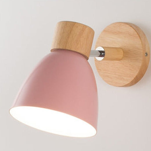 Luminaire mural scandinave bois et métal, bras rotatif, abat-jour rose élégant.
