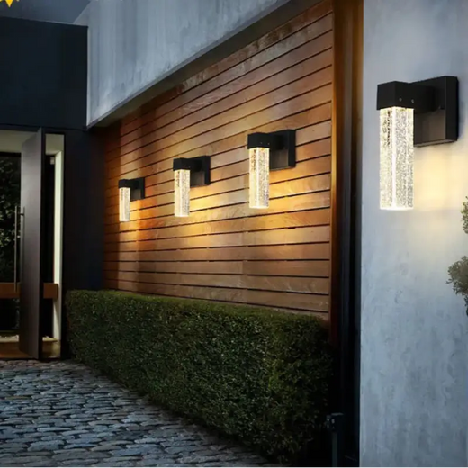Applique murale extérieure en cristal aluminium, cylindrique et élégante, diffuse une lumière d'ambiance.