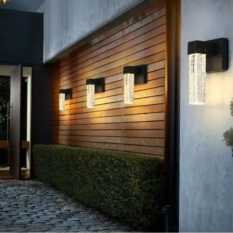 Applique murale extérieure en cristal aluminium, cylindrique et élégante, diffuse une lumière d'ambiance.
