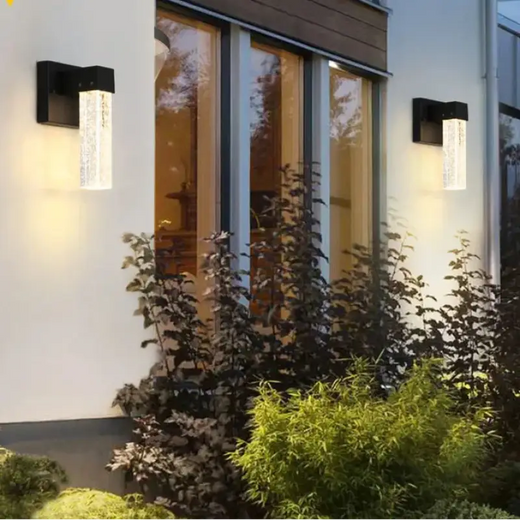 Applique murale extérieur en cristal et aluminium, lumière douce émise par tubes lumineux.