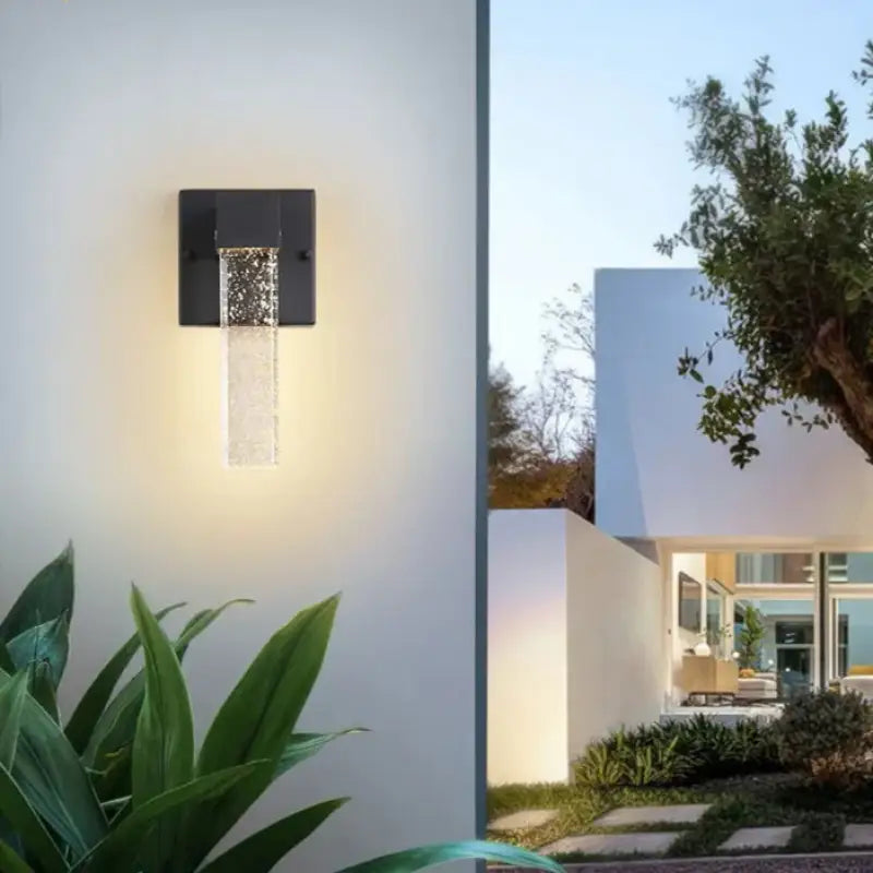 Applique murale extérieure en cristal et aluminium émet une lumière moderne et élégante.