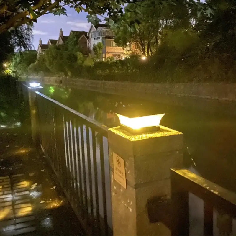 Luminaires muraux extérieurs élégants en ABS, noir, diffusant une lueur chaleureuse au crépuscule.
