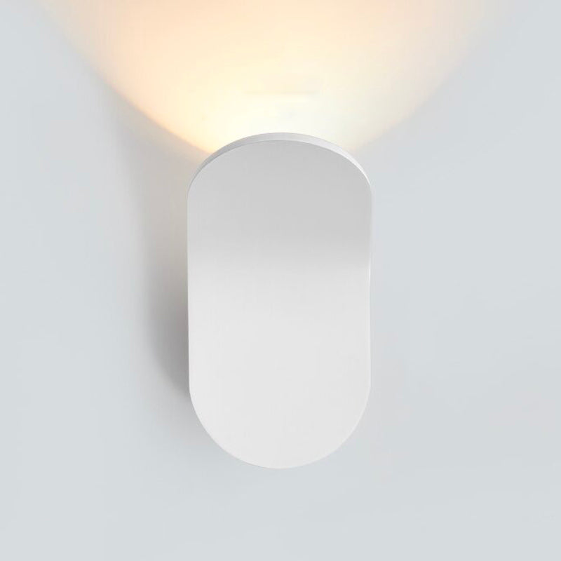 Luminaire mural LED minimaliste noir et doré rose, diffuseur d'éclairage doux et élégant.