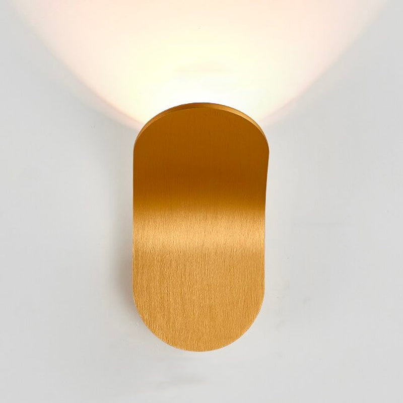 Luminaire LED mural minimaliste noir doré rose, diffuse une lumière douce et chaleureuse.