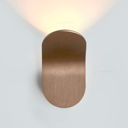 Luminaire mural LED noir et doré, forme arrondie, diffuse une lumière chaude élégante.