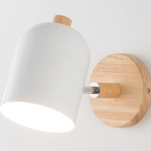 Luminaire mural nordique en bois avec abat-jour blanc, lumière d'appoint élégante et moderne.