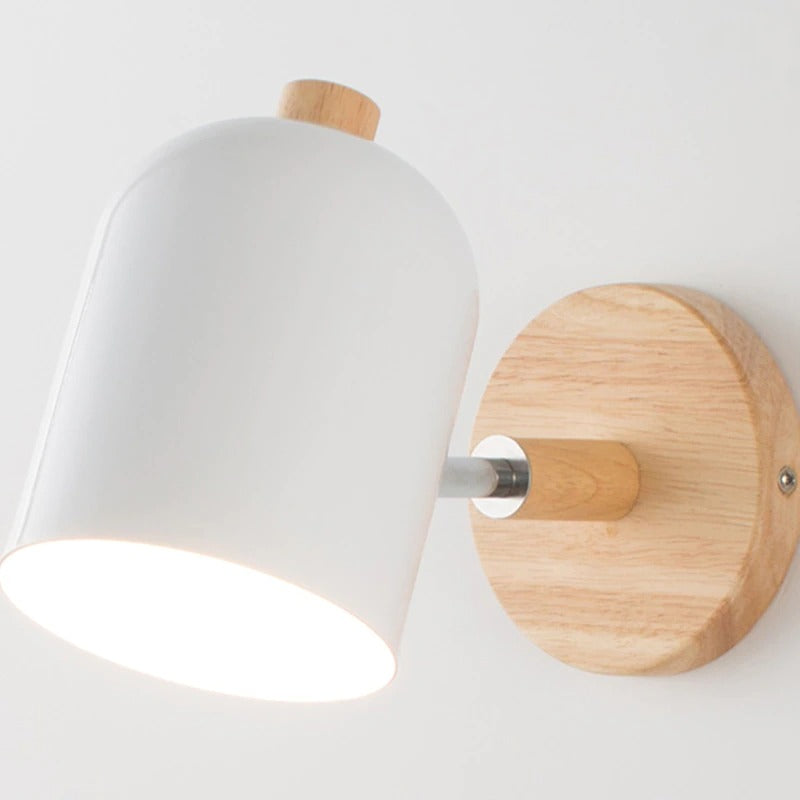 Luminaire mural nordique en bois avec abat-jour blanc, lumière d'appoint élégante et moderne.