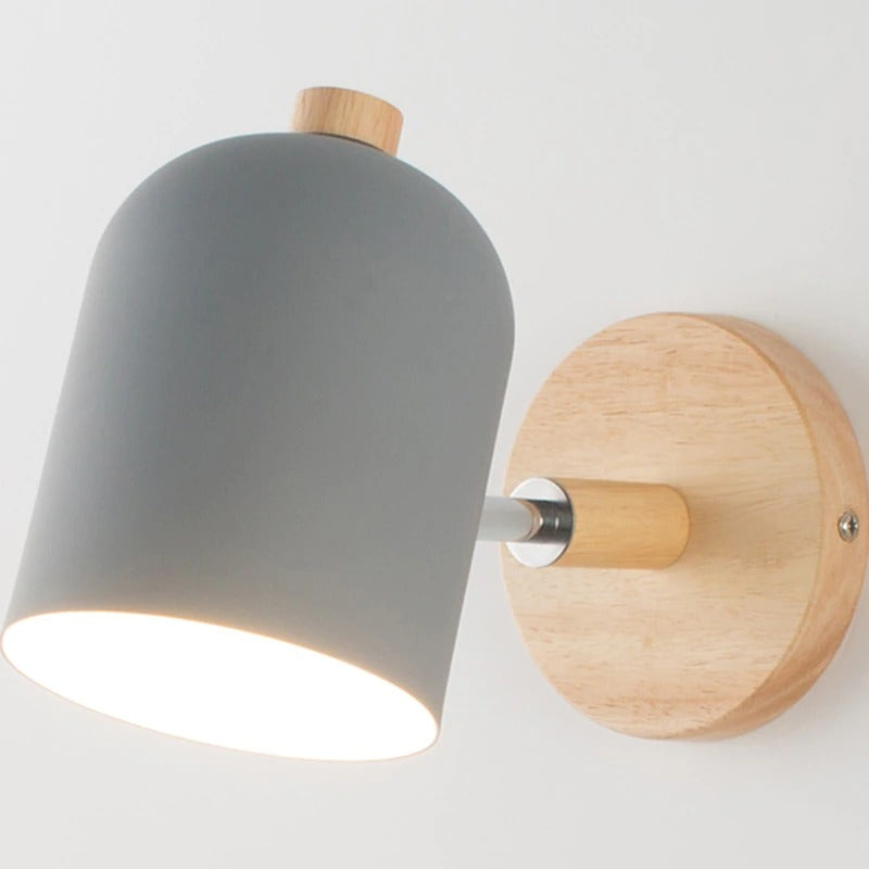 Applique murale nordique, bois, abat-jour gris mat, lumière chaude orientée vers le bas.
