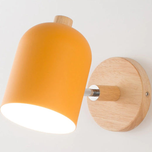 Luminaire mural nordique en bois avec abat-jour orange, diffuseur de lumière chaude.