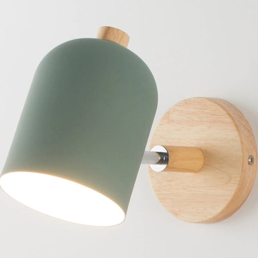 Luminaire nordique en bois, abat-jour vert mat, éclaire doucement la cuisine.
