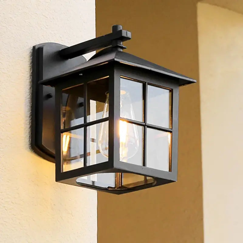Luminaire extérieur en métal noir et verre, style lanterne vintage, élégant et fonctionnel.