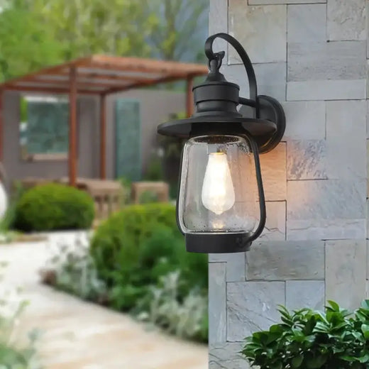 Applique murale extérieure en métal noir et verre bullé, élégante et moderne.