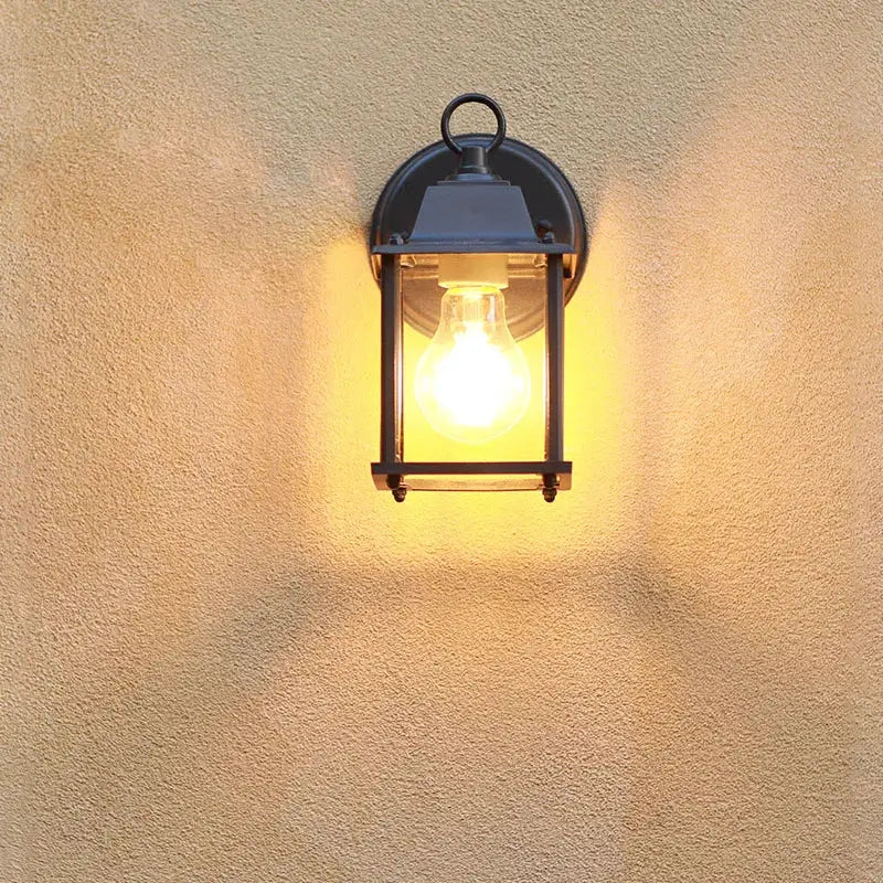 L'applique murale noir en aluminium diffuse une lumière jaune chaleureuse et ombres douces.