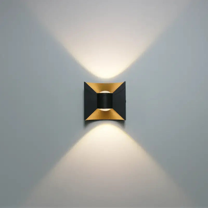 Luminaire LED mural incurvé, noir ou blanc, diffuse une lumière chaude vers le haut et le bas.
