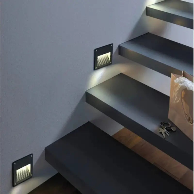 Appliques murales aluminium ronds et carrés illuminent subtilement chaque marche d'escalier contemporain.